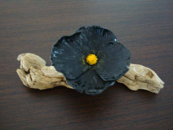peinture PENSEE fleur en grès patine acrylique noire, sur bois flotté